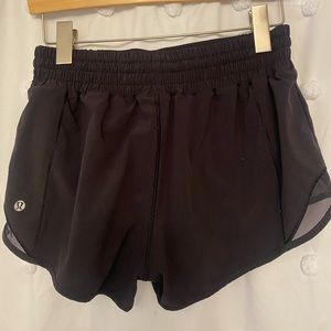 Lululemon hotty hot mid rise 2.5”